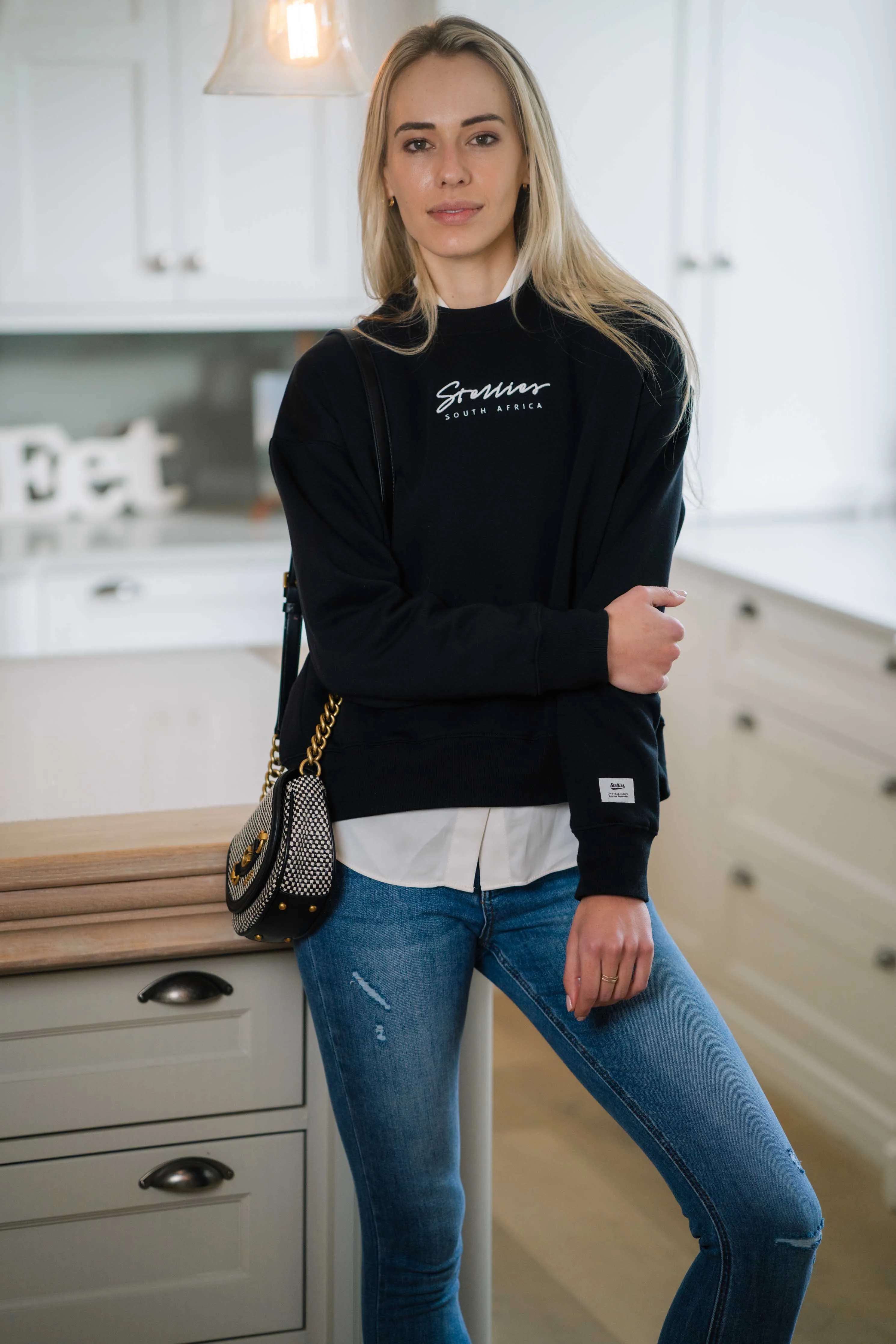 Script Pullover in Monochrome