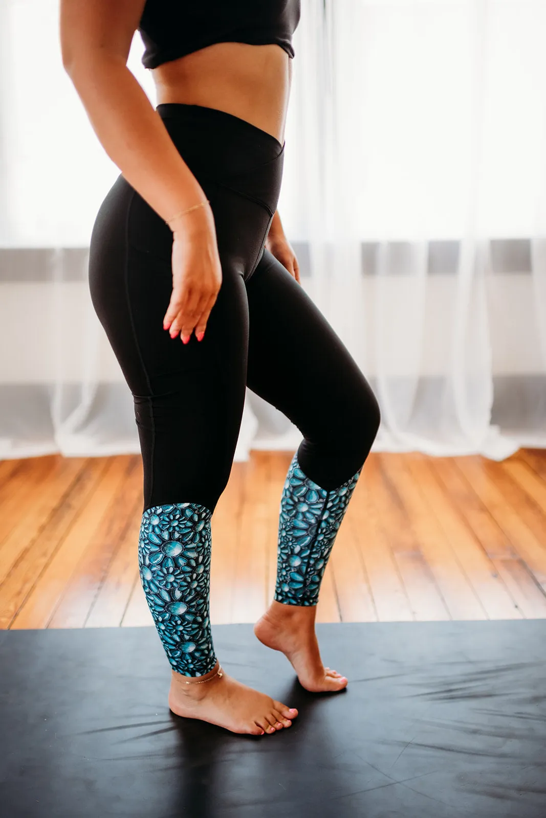 TURQUOISE BLOSSOM CROSSOVER LEGGINGS